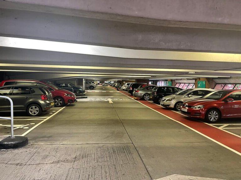 地下停车场停满了汽车